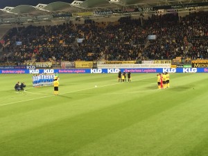 Roda JC Kerkrade en PEC Zwolle nemen een minuut stilte in acht voor aanvang. (Roda JC Live)