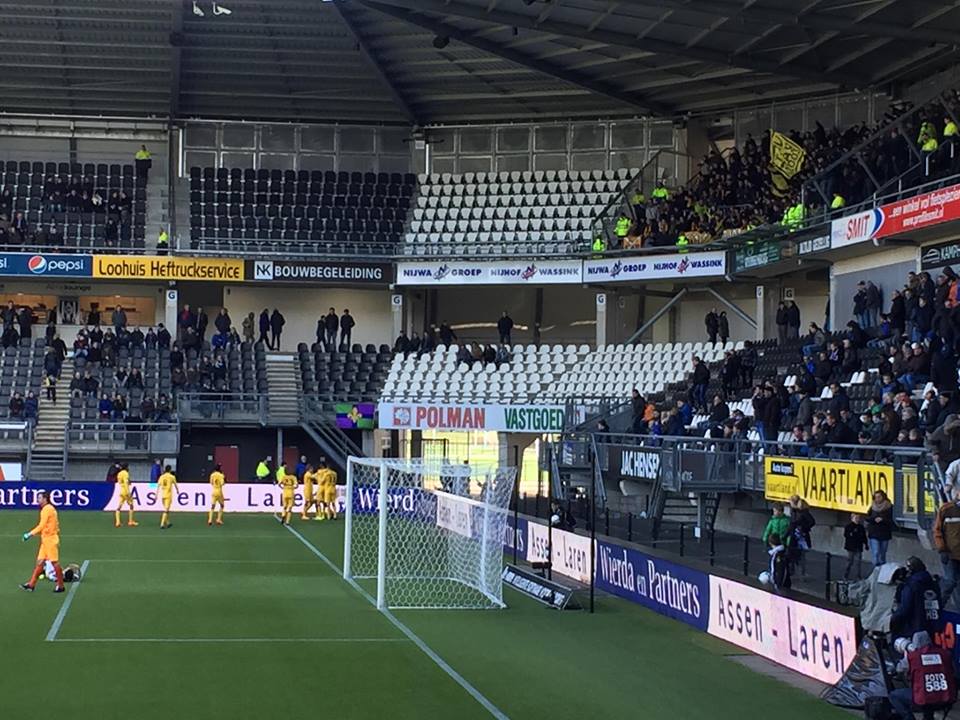 Maecky Ngombo is het middelpunt van de feestvreugde na 'zijn' 0-5.