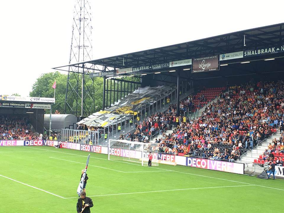 Het uitvak had een gigantisch doek meegenomen naar Deventer. (Roda JC Live)