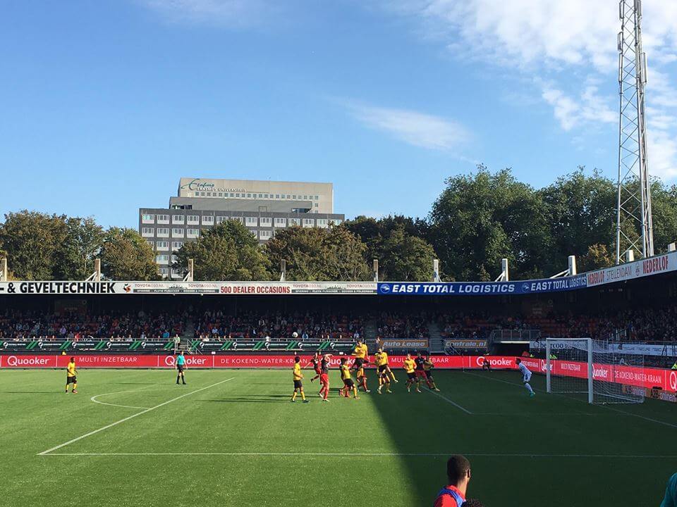 Daryl Werker torent boven alles en iedereen uit en kopt de bal weg. (Roda JC Live)